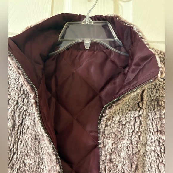 Women's Reversible Sherpa Vest - Maroon/Cream - Picture 3 of 7